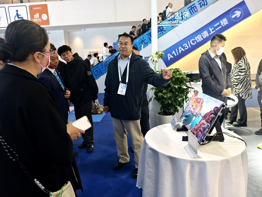 長春希達電子技術有限公司展位前,游客駐足關注。人民網記者 關思聰攝