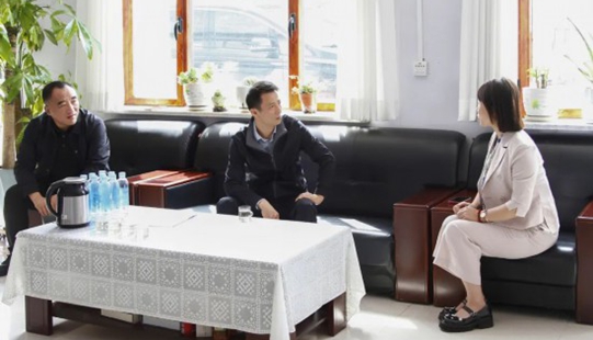 四平中院黨組書記、代理院長張懷勝走訪全國人大代表韓鳳香