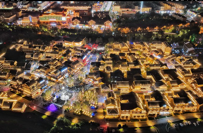 夜色中的長白山恩都里文旅社區。人民網記者 李洋攝