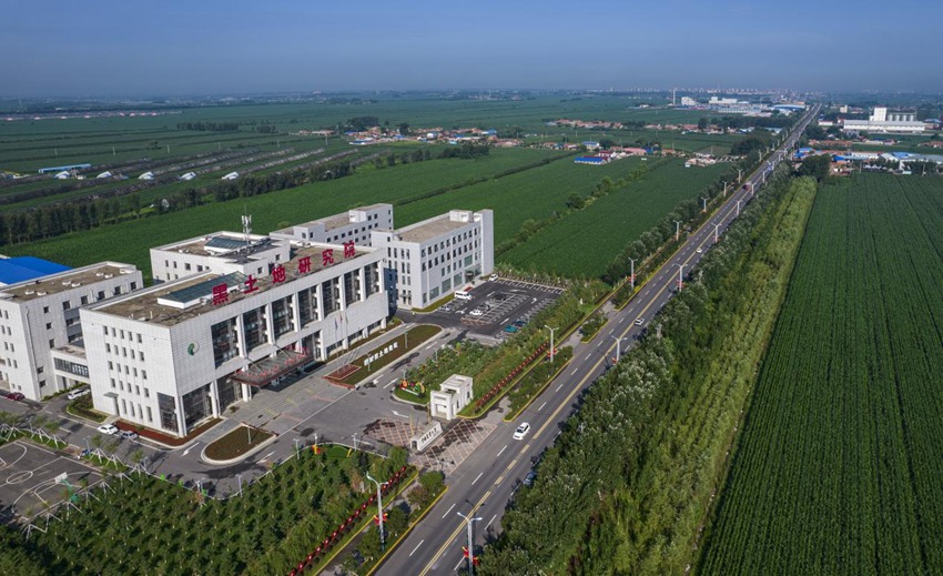 坐落在田野中的黑土地研究院。梨樹(shù)縣委宣傳部供圖
