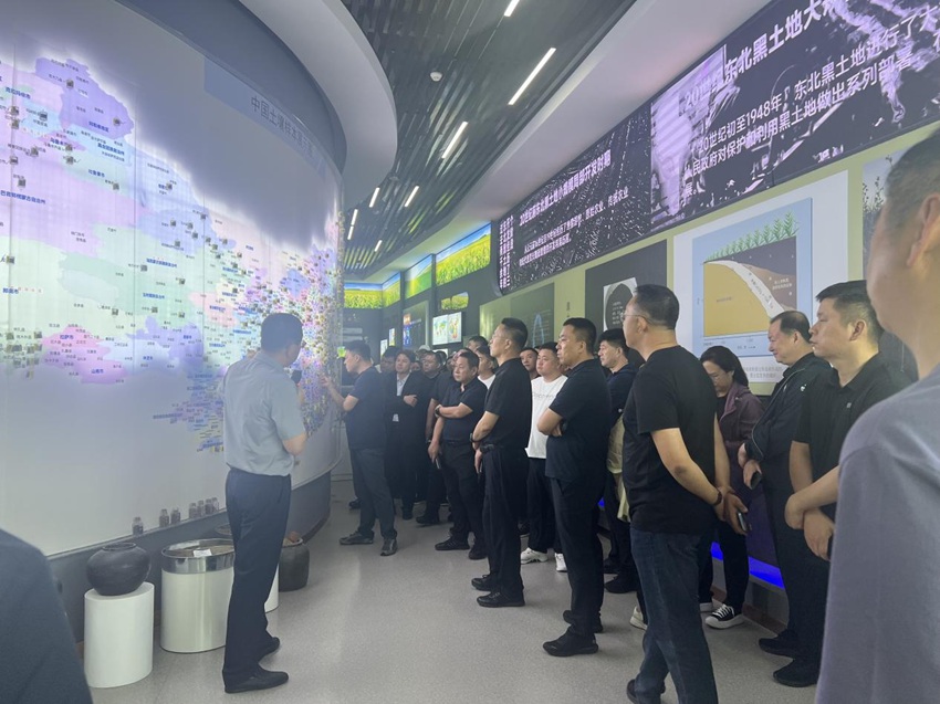 學(xué)員正在認(rèn)真聆聽(tīng)教師講解介紹。梨樹(shù)縣委宣傳部供圖