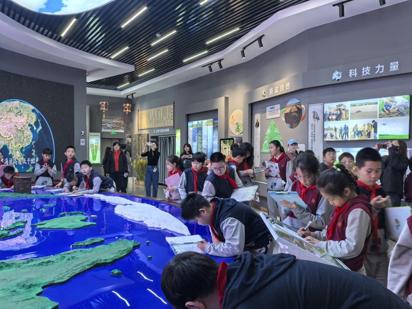 在中國(guó)黑土地博物館參觀學(xué)習(xí)的學(xué)生們。梨樹(shù)縣委宣傳部供圖