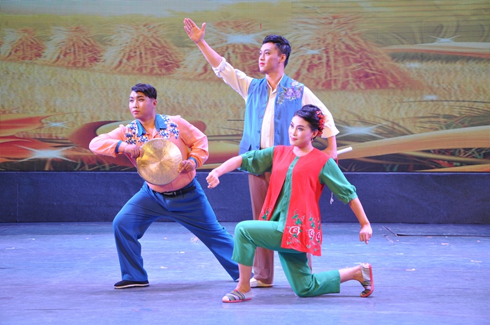 以保護黑土地為主題的二人轉節目《五嫂請客》。