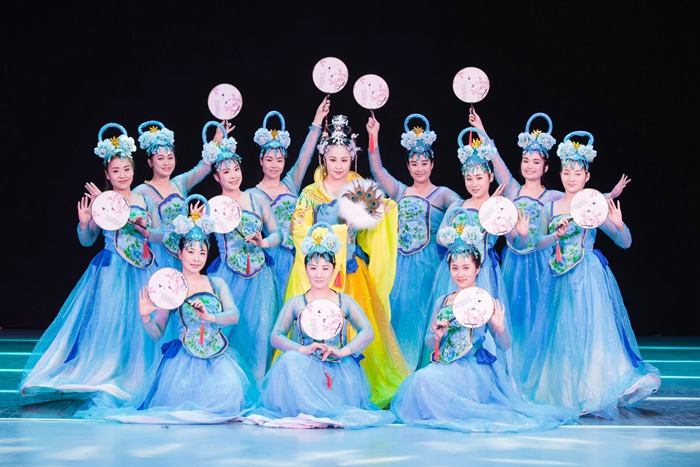 二人轉節目《嫦娥情》。