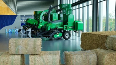 行進(jìn)中國(guó)｜秋收“魔術(shù)手”讓秸稈變“金條”我是玉米秸稈，你可能曾經(jīng)發(fā)愁我的去留。但其實(shí)，我能變身成“金條”。秋收時(shí)節(jié)，我可以直接打碎還田變成黑土地的“棉被”，也可以離開(kāi)田地，變成牛羊的“口糧”。