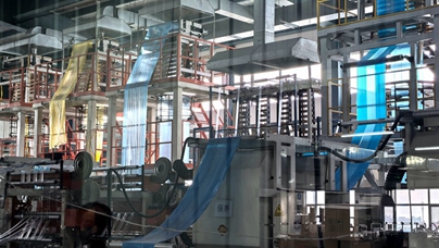 行進(jìn)中國(guó)丨塑料變“綠”了飛速運(yùn)轉(zhuǎn)的生產(chǎn)線上，剛剛生產(chǎn)出的生活垃圾袋在機(jī)器上高高掛起，等待著進(jìn)行下一環(huán)節(jié)。這些都是咋做出來(lái)的？只見(jiàn)原料從機(jī)器的一端進(jìn)入，在里面“跑了一趟”，塑料袋、地膜等塑料制品就從機(jī)器的另一端出來(lái)了。