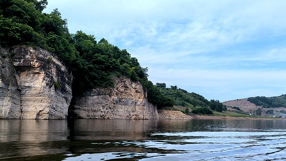 行進(jìn)中國(guó)丨心往長(zhǎng)白山 松花江上游白山市靖宇縣，位于長(zhǎng)白山西麓、松花江上游。依托得天獨(dú)厚的生態(tài)資源和地理優(yōu)勢(shì)，這里松花江旅游產(chǎn)業(yè)發(fā)展得如火如荼。