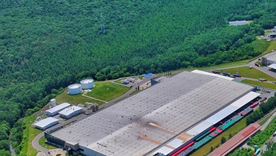 行進(jìn)中國(guó)｜源頭活水汩汩來(lái)“長(zhǎng)白余脈翠屏開(kāi)，靖宇清泉汩汩來(lái)。”航拍位于長(zhǎng)白山西麓的白山市靖宇縣水源保護(hù)地，鏡頭中的景色讓記者腦中浮現(xiàn)出這句話。