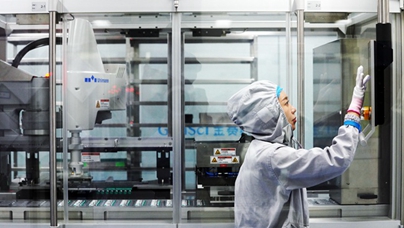 行進(jìn)中國(guó)丨創(chuàng)新藥 長(zhǎng)春造生物醫(yī)藥產(chǎn)業(yè)是戰(zhàn)略性新興產(chǎn)業(yè)，也正是實(shí)施創(chuàng)新驅(qū)動(dòng)發(fā)展戰(zhàn)略的主戰(zhàn)場(chǎng)。隨著各項(xiàng)政策的不斷落實(shí)和項(xiàng)目的持續(xù)推進(jìn)，生物醫(yī)藥產(chǎn)業(yè)的蓬勃發(fā)展之風(fēng)，正吹向長(zhǎng)春。