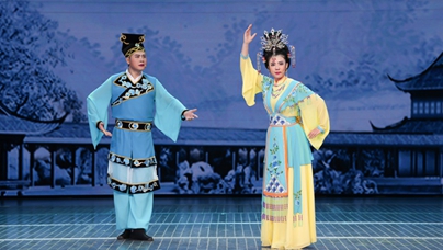 行進(jìn)中國(guó) |東北二人轉(zhuǎn)：守正創(chuàng)新“轉(zhuǎn)”起來(lái)！  “為看一場(chǎng)地方戲，貪黑跑出十里地。”過(guò)去，東北人常用這句順口溜來(lái)表達(dá)對(duì)二人轉(zhuǎn)的喜愛(ài)。如今，這樣的景象在吉林四平生動(dòng)再現(xiàn)。