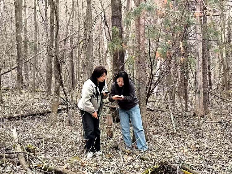 新入職普查隊員在馬架子密營遺址實地測繪。