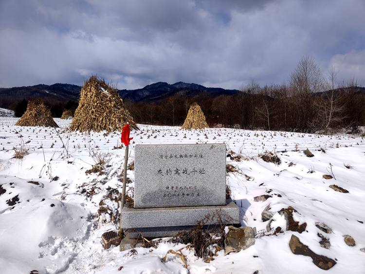 灰狗窩戰跡地遺址村民在文物保護標志牌附近自發樹立紅旗。