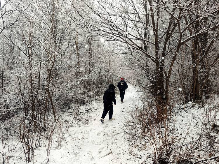 普查隊員冒雪開展遺址測繪工作。