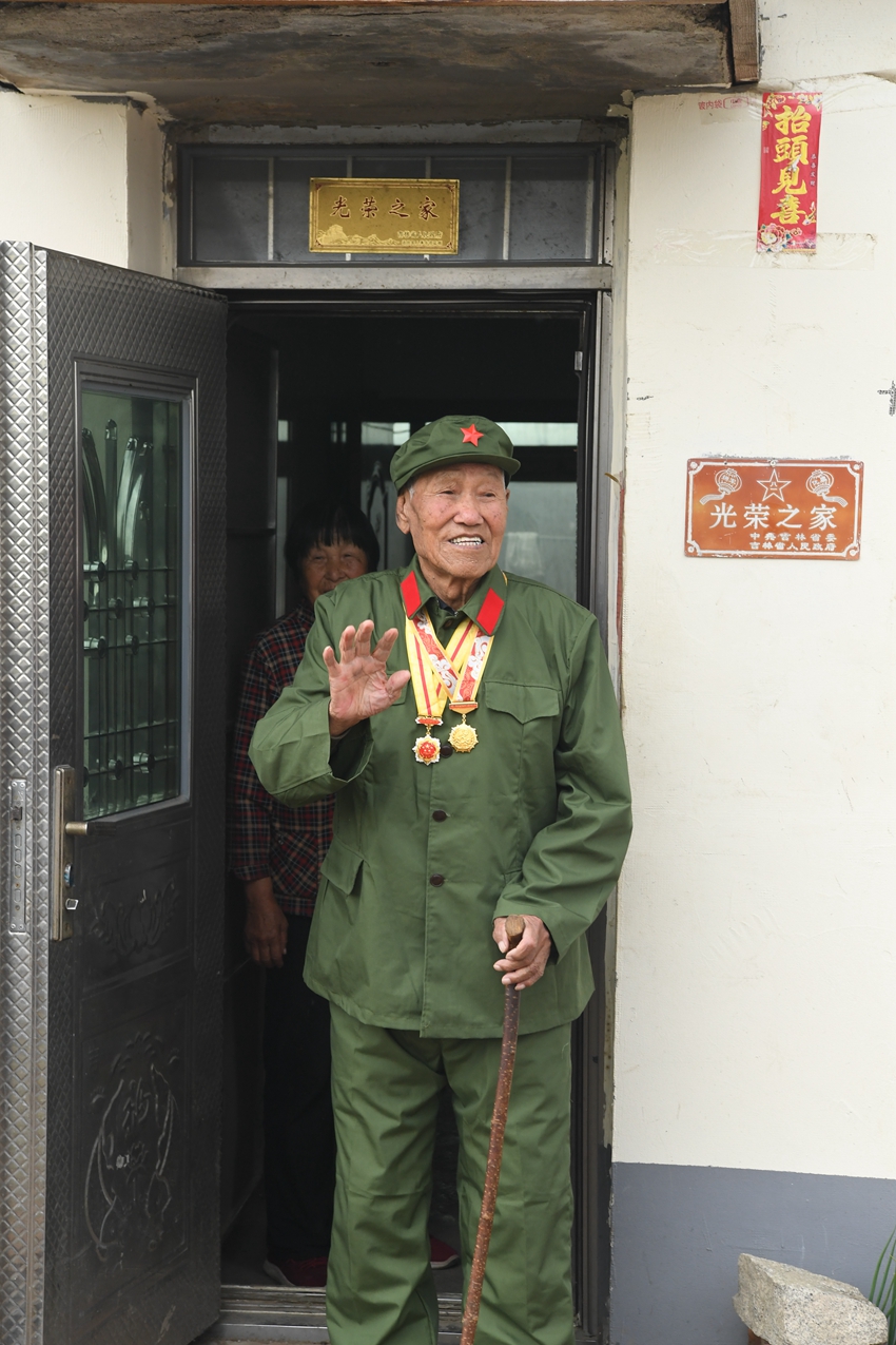 抗戰(zhàn)老兵王鳳廣和慰問人員揮手告別