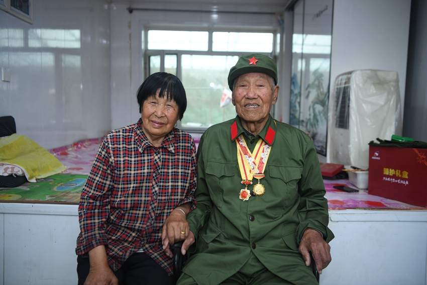 抗戰(zhàn)老兵王鳳廣和親屬合影