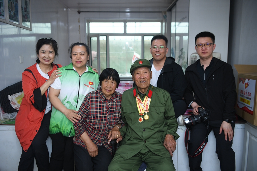 抗戰(zhàn)老兵王鳳廣和慰問人員合影