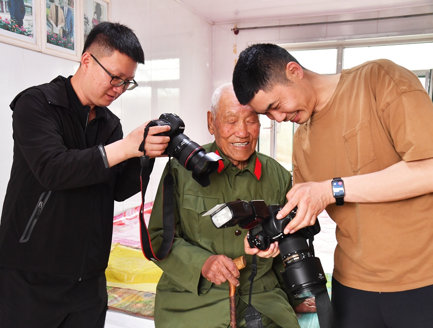 慰問人員為抗戰(zhàn)老兵王鳳廣拍攝軍裝照