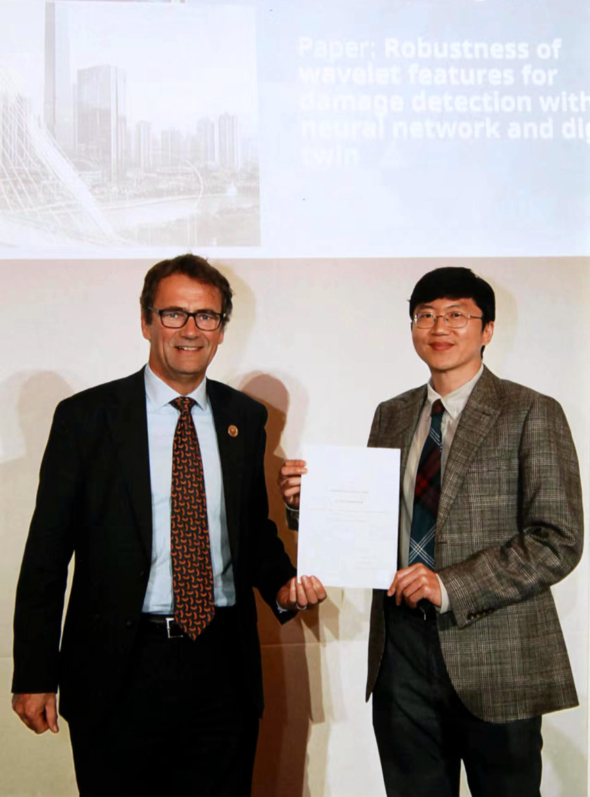 左為英國土木工程師學會主席吉姆霍爾教授，右為張小榜博士