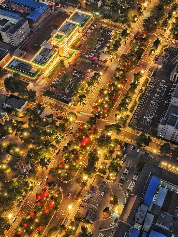 新民大街夜景。人民網(wǎng)記者 李洋攝