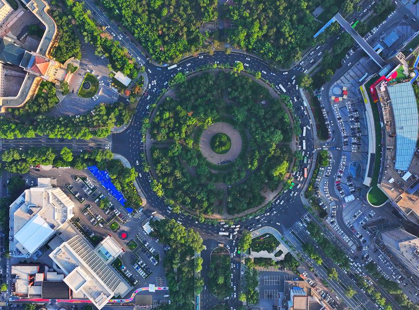 新民大街盡頭,廣場(chǎng)綠樹(shù)成蔭。人民網(wǎng)記者 李洋攝