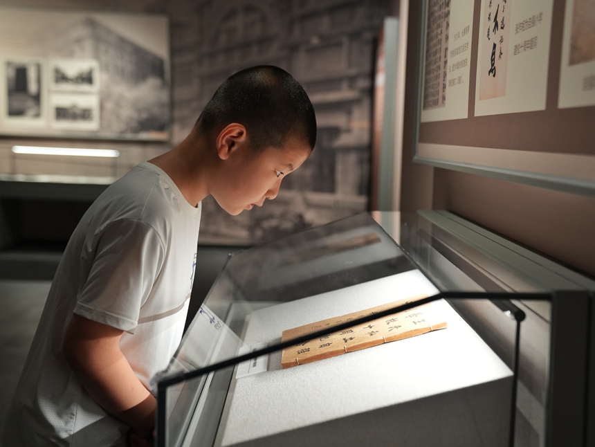 一名小朋友在長(zhǎng)春歷史文化博物館觀看歷史資料。人民網(wǎng)記者 李洋攝