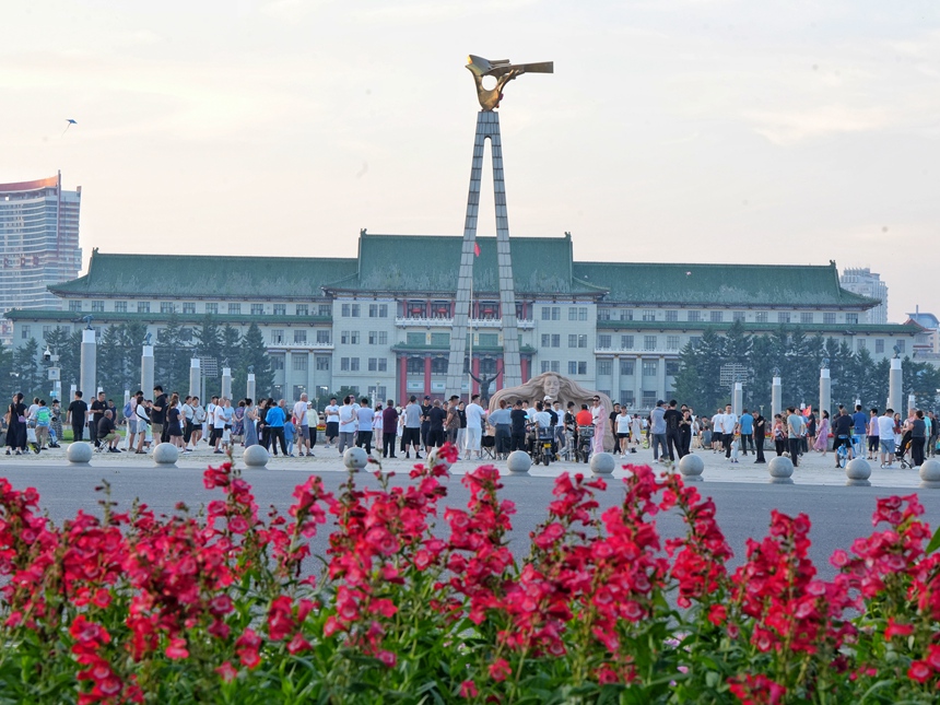 新民大街前文化廣場(chǎng)游客如織。人民網(wǎng)記者 李洋攝