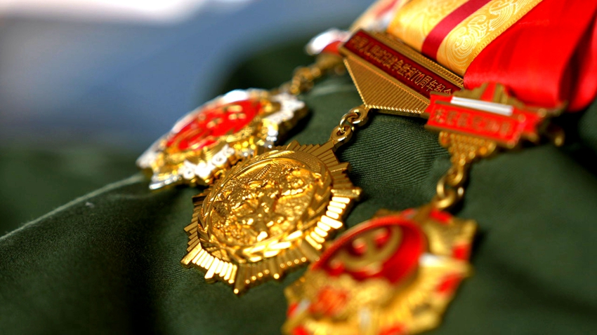 抗戰老兵鄭清明胸前褶褶生輝獎章。