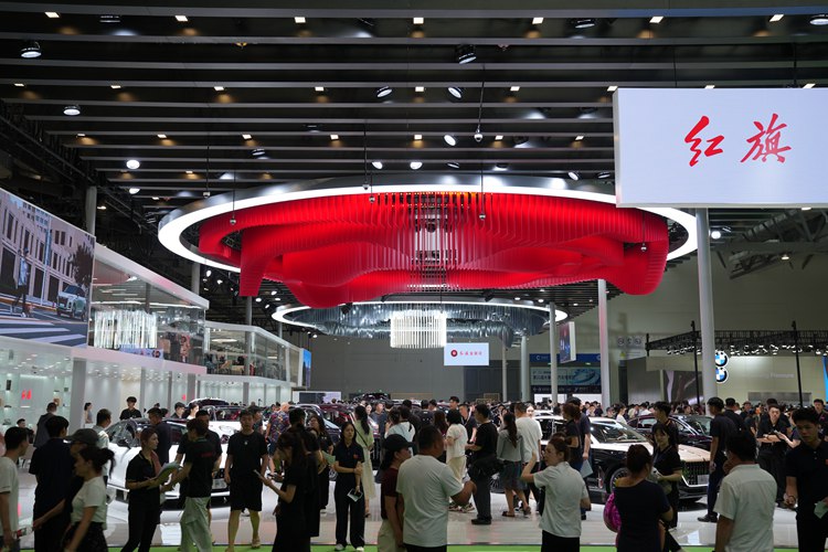 一汽紅旗展臺人氣十足。人民網記者 李洋攝