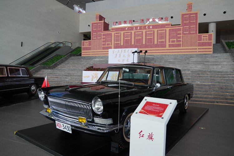 經典的一汽紅旗老爺車。人民網記者 李洋攝