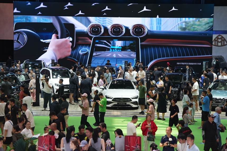 觀眾在第22屆長春國際汽車博覽會參觀。人民網(wǎng)記者 李洋攝