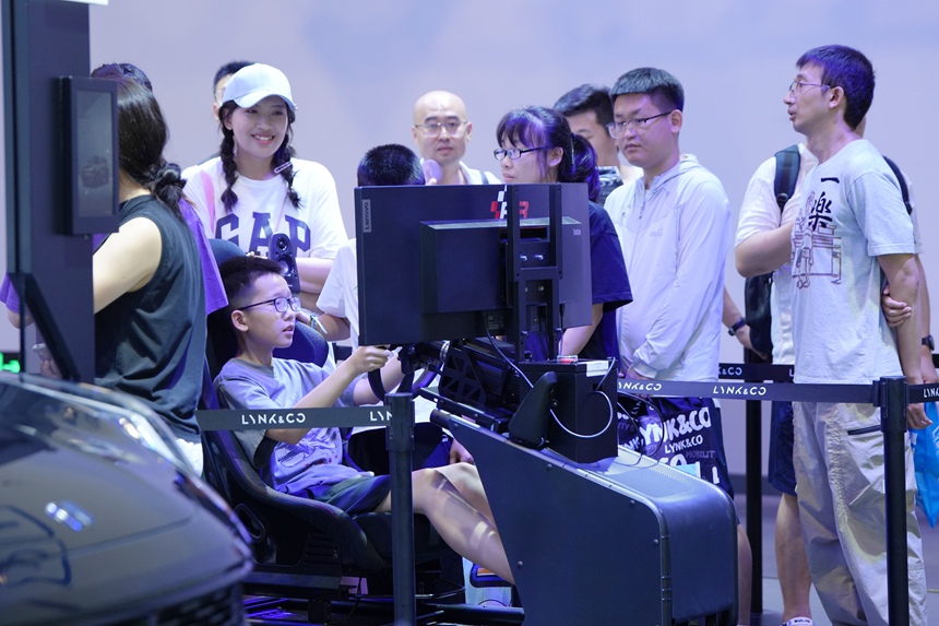 一名小朋友在汽博會(huì)展示的模擬駕駛器上感受駕駛的樂趣。人民網(wǎng)記者 李洋攝