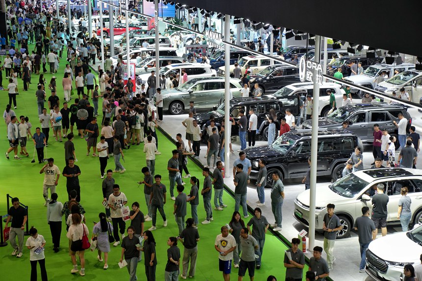 汽博會現(xiàn)場人流如織。人民網(wǎng)記者 李洋攝