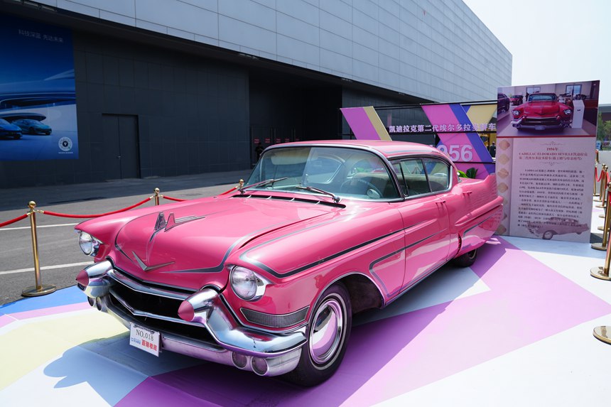本屆汽博會(huì)特色展區(qū)上的經(jīng)典老爺車。人民網(wǎng)記者 李洋攝