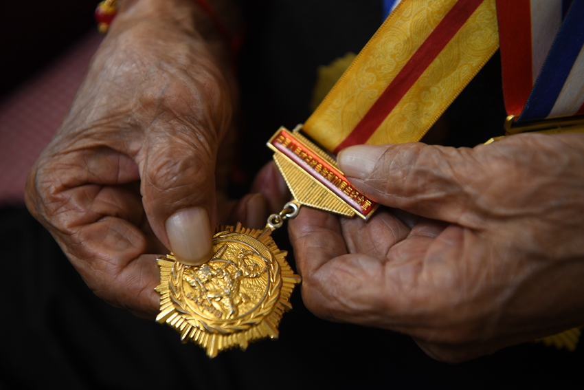 抗戰(zhàn)老兵劉慶恩獲得獎?wù)?></p>
<p style=