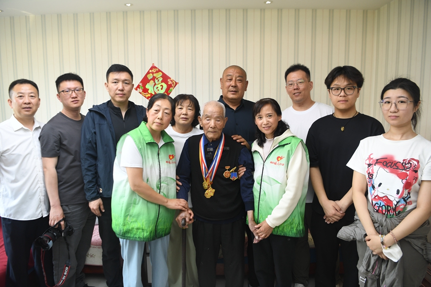 關(guān)愛老兵志愿者看望抗戰(zhàn)老兵劉慶恩