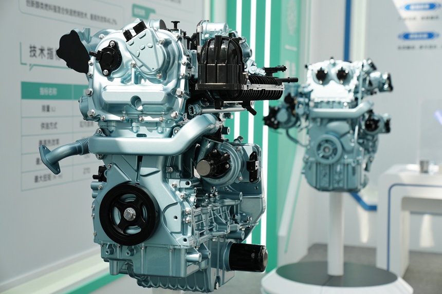 成果展上展示的各式自主研發的汽車發動機。人民網記者 李洋攝