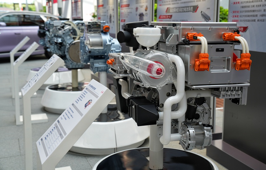 中國一汽展示的各式發(fā)動機。人民網(wǎng)記者 李洋攝