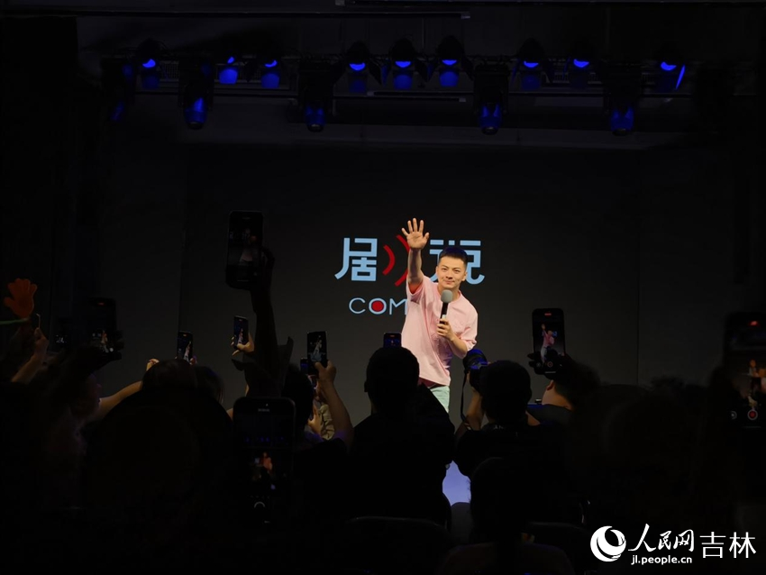 《雪餅猴鐵柱脫口秀》將演出氣氛推向高潮。人民網記者 李思玥攝