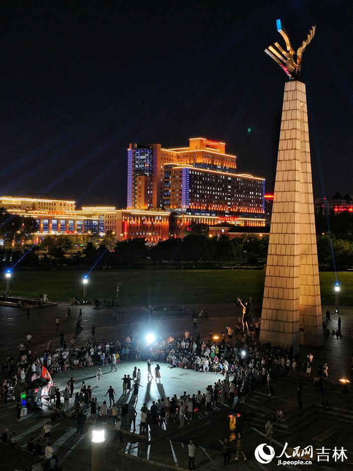 春城仲夏的夜晚,市民在長春文化廣場歡快起舞。人民網記者 李洋攝