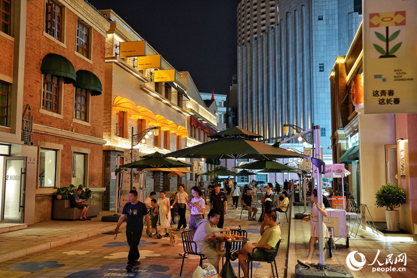在長春春京西文旅街區，多元的夜間消費場景吸引著市民游客打卡。人民網記者 李洋攝