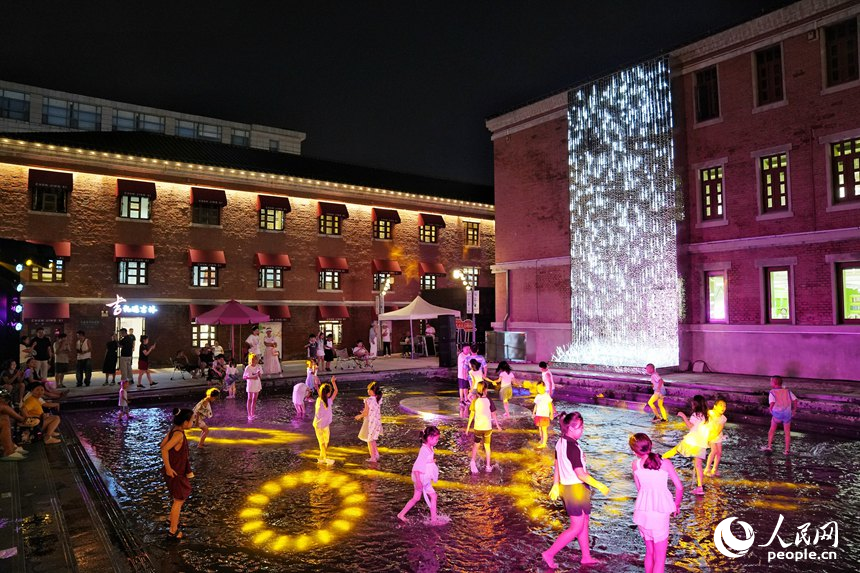 圖為春京西文旅街區(qū)專門為孩子們打造的戲水廣場(chǎng)。人民網(wǎng)記者 李洋攝
