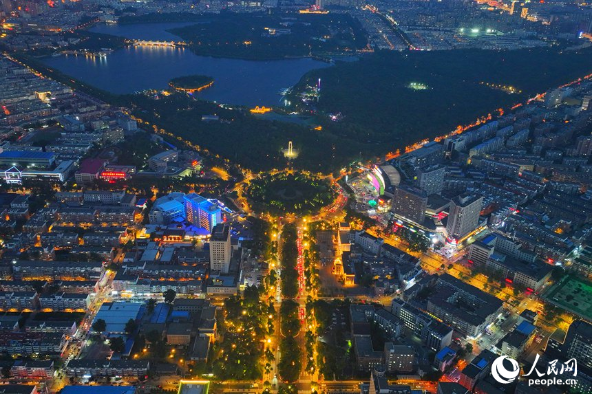 夜色中的新民大街歷史文化街區(qū)。人民網(wǎng)記者 李洋攝