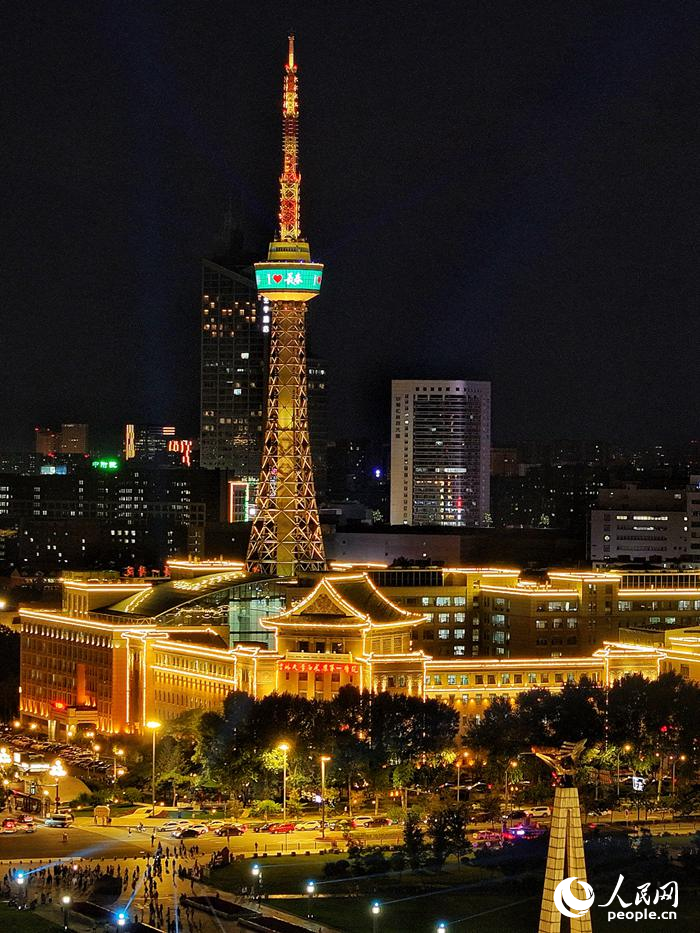 夜晚的長春新民大街歷史文化街區已成為游客游覽打卡的新地標。人民網記者 李洋攝