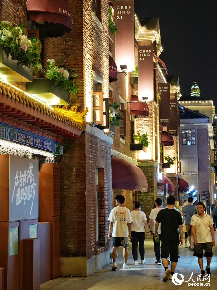 游客在春京西文旅街區觀光。人民網記者 李洋攝