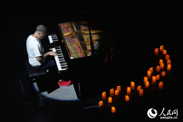 洛朗?阿蘇倫在音樂(lè)會(huì)上演奏。人民網(wǎng)記者 李洋攝