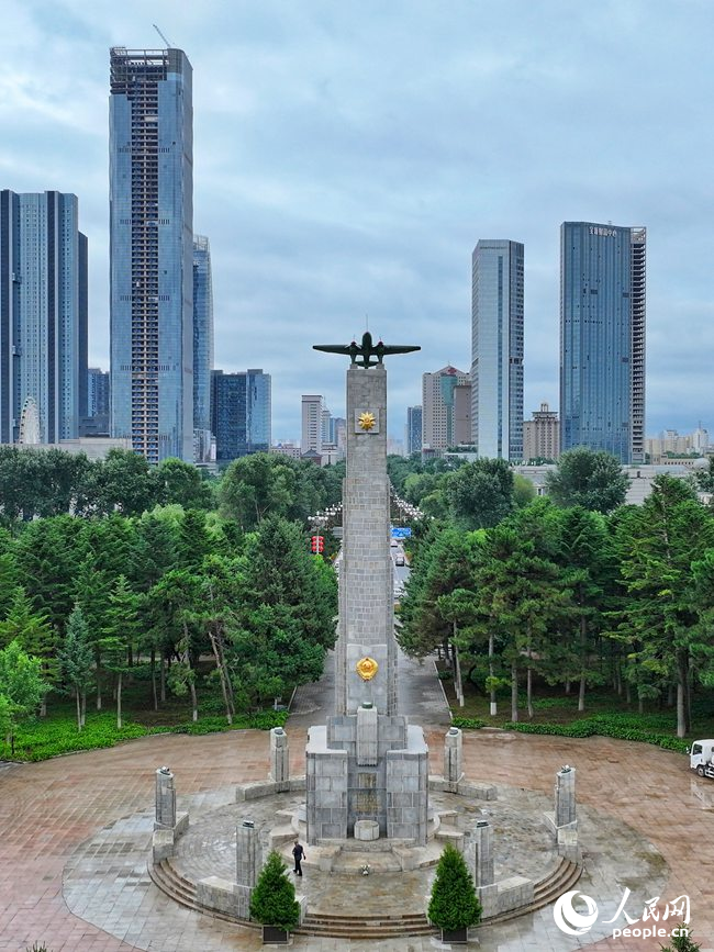 人民廣場中央的蘇聯(lián)紅軍烈士紀念塔。人民網(wǎng)記者 李洋攝