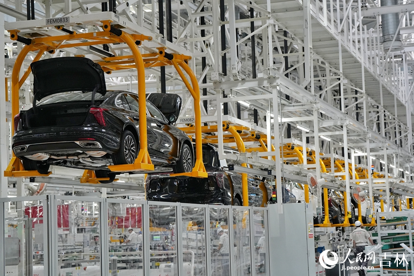 中國一汽紅旗制造中心繁榮廠區總裝車間。人民網記者 李洋攝