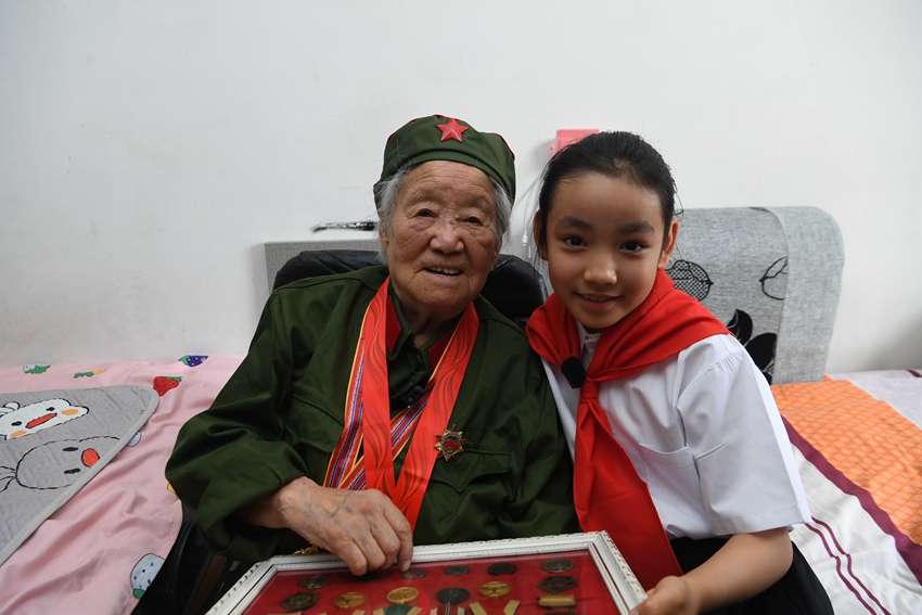 抗戰老兵陳茂芳為少年兒童講述自己崢嶸歲月