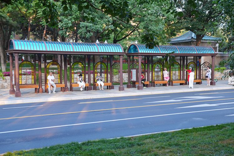 在長(zhǎng)春新民大街歷史文化街區(qū),設(shè)計(jì)精致美觀的公交車(chē)站。人民網(wǎng)記者 李洋攝