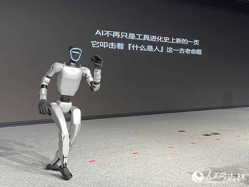 現場展示機器人自編舞蹈。人民網記者 李思玥攝